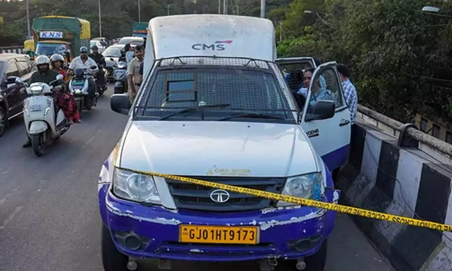 பெங்களூருவில் ஏடிஎம் வேன் கொள்ளை வழக்கில் 3 பேர் கைது - ரூ.5.76 கோடி பறிமுதல்