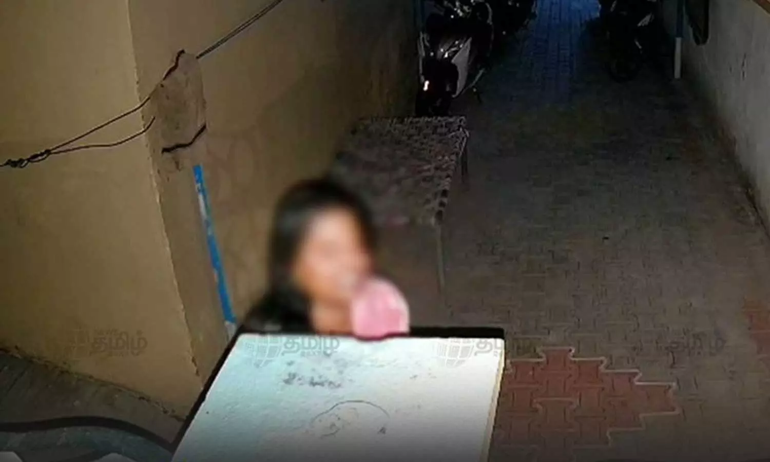 நள்ளிரவில் வீடு வீடாகச் சென்று கதவை தட்டிய பெண் - போலீசார் விளக்கம்