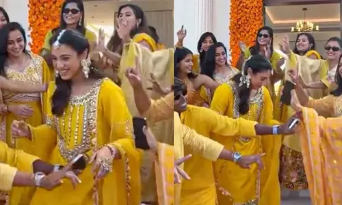 VIDEO: நாளை திருமணம்.. ஸ்மிருதி மந்தனா வீட்டில் ஹல்தி கொண்டாட்டம் - சக வீராங்கனைகளுடன் நடனமாடி உற்சாகம்