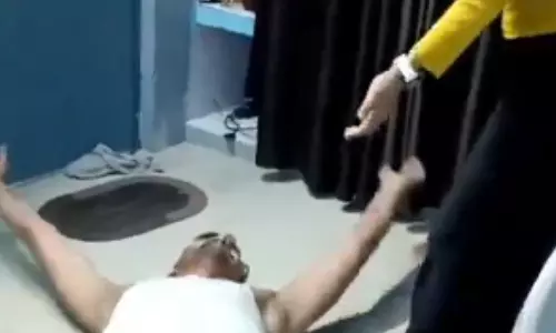 உத்தரபிரதேசத்தில் அரசு ஆஸ்பத்திரியில் புது மனைவியுடன் நடனமாடிய டாக்டர் பணி நீக்கம்