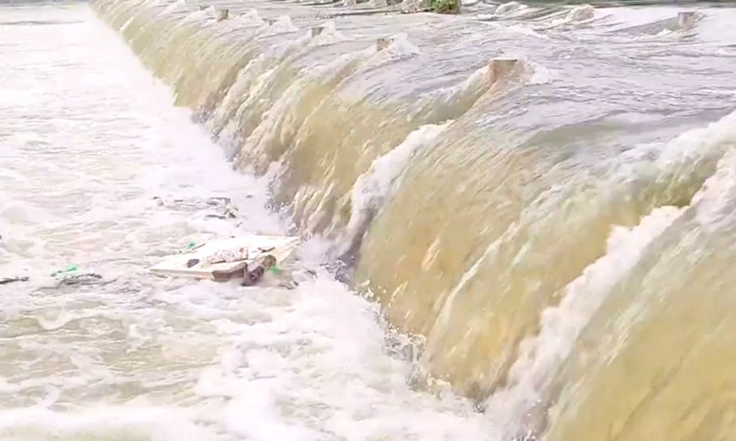 திற்பரப்பு அருவியில் வெள்ளப்பெருக்கு - சுற்றுலாப் பயணிகள் குளிக்க தடை நீடிப்பு