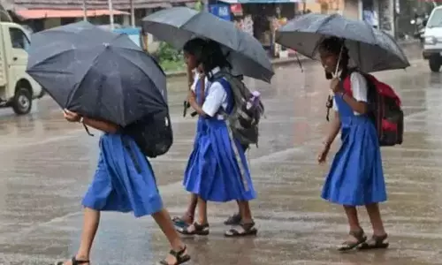 கனமழை எதிரொலி - 13 மாவட்ட பள்ளிகளுக்கு விடுமுறை அறிவிப்பு