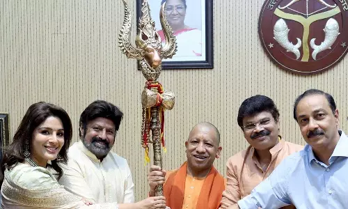 உத்தரப் பிரதேச முதலமைச்சர் யோகி ஆதித்யநாத்தை சந்தித்த அகண்டா 2 படக்குழு