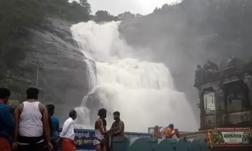 குற்றால அருவிகளில் காட்டாற்று வெள்ளம்:  சுற்றுலாப் பயணிகள் குளிக்க 4-வது நாளாக தடை