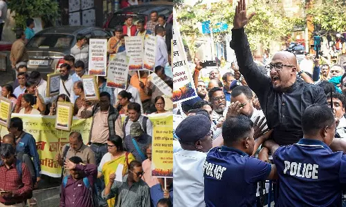 2 வருட வேலையை ஒரே மாதத்தில் முடிக்க அழுத்தம்.. அதிகரிக்கும் BLO மரணங்கள் - போராட்டத்தால் ஸ்தம்பித்த கொல்கத்தா