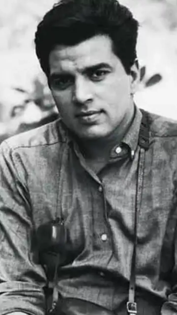 நடிகர் தர்மேந்திராவின் டாப் கிளாசிக் மூவிஸ்!