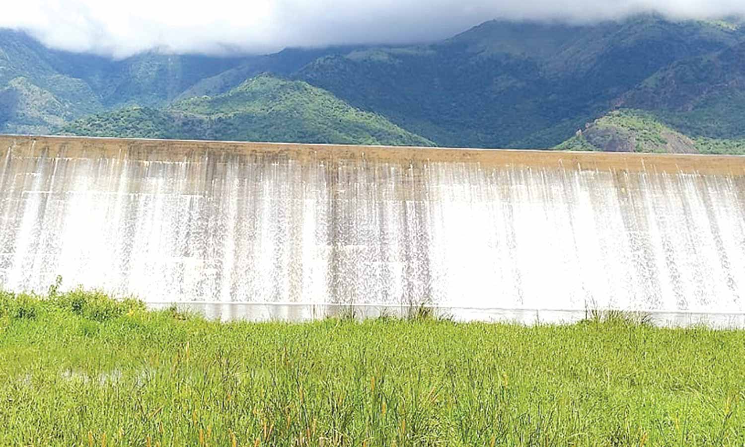 ராஜபாளையத்தில் வெளுத்து வாங்கிய கனமழை- பல ஆண்டுகளுக்கு பிறகு நிரம்பி மறுகால் பாயும் 108 கண்மாய்கள்