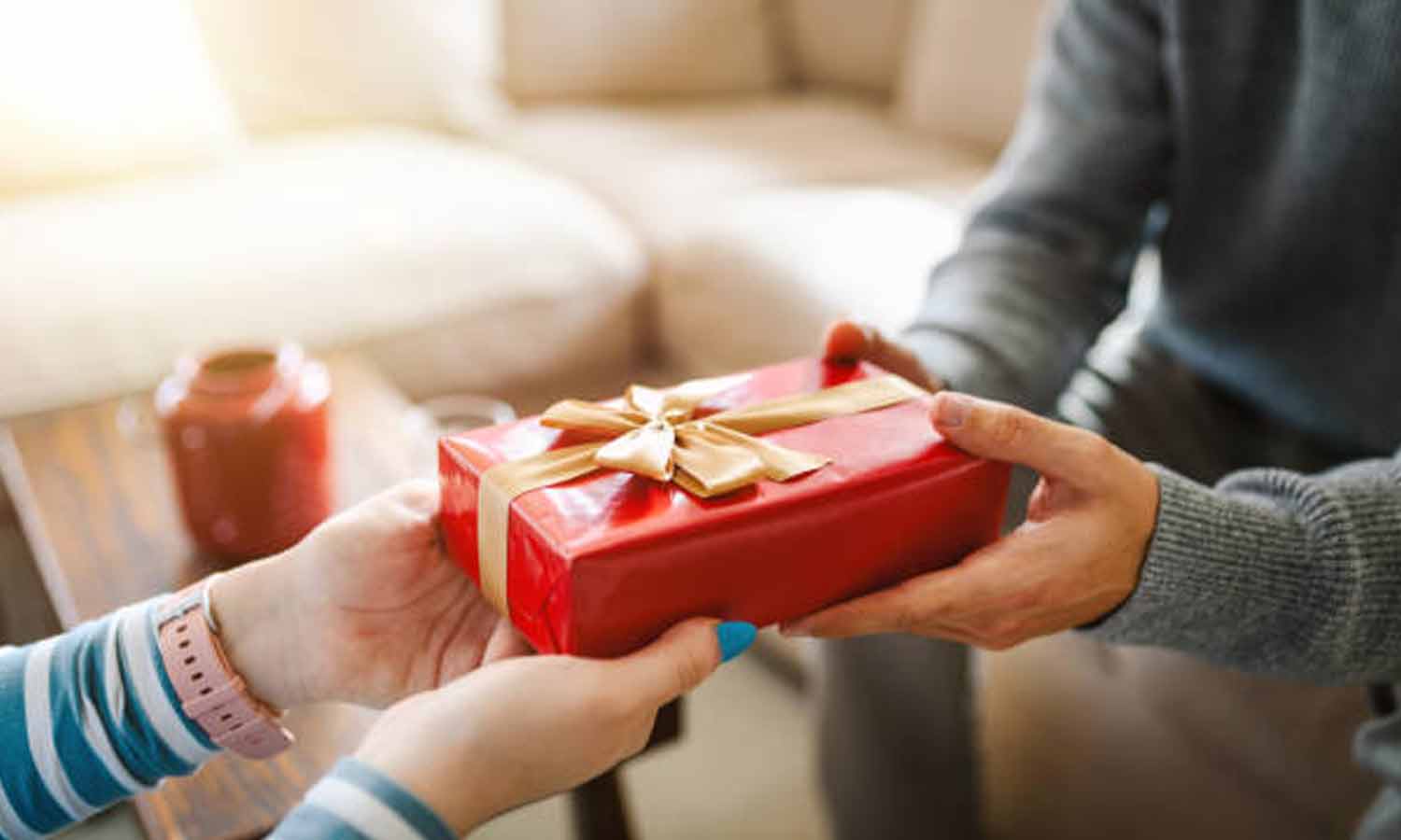 வீடியோ: ரூம் போட்டு யோசிப்பாங்களோ... காதலனுக்கு பிறந்தநாள் பரிசு அளித்த காதலி- வறுத்தெடுக்கும் நெட்டிசன்கள்