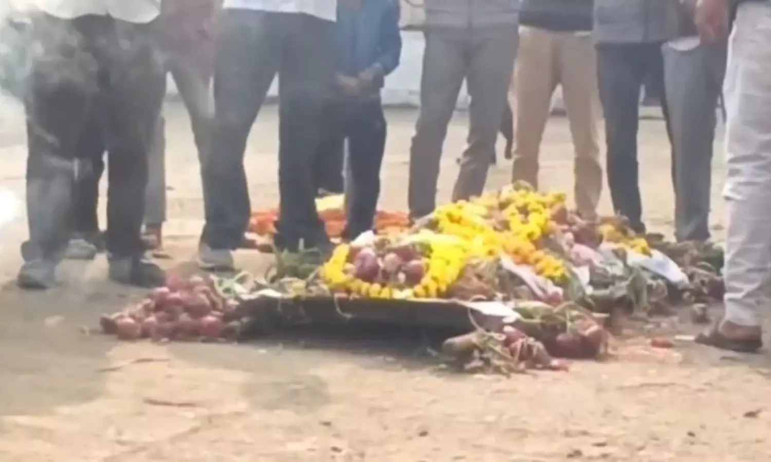 வெங்காயத்திற்கு இறுதி சடங்கு செய்த விவசாயிகள் - ஏன் தெரியுமா?