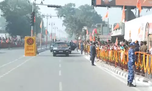 அயோத்தியில் பிரதமர் மோடி ரோடு ஷோ: ராமர் கோவிலில் காவிக்கொடி ஏற்றுகிறார்