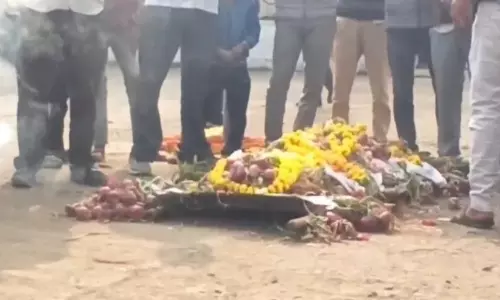 வெங்காயத்திற்கு இறுதி சடங்கு செய்த விவசாயிகள் - ஏன் தெரியுமா?