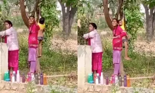 வீட்டுப்பாடம் முடிக்காத 4 வயது சிறுவனை மரத்தில் கட்டி தொங்கவிட்ட ஆசிரியைகள்!