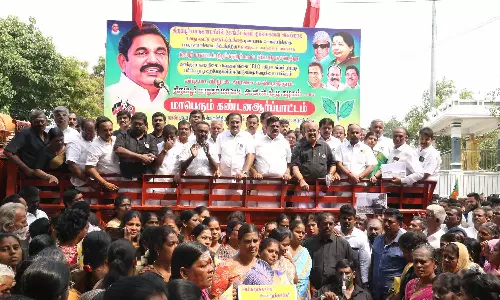 சுகாதார சீர்கேடு-வாக்காளர் பட்டியல் திருத்தம் முறைகேட்டை  கண்டித்து திருப்பூரில் அ.தி.மு.க.வினர் ஆர்ப்பாட்டம்