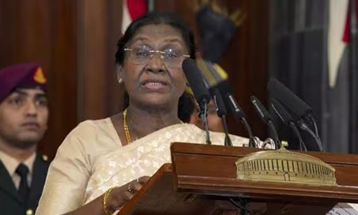 அரசியலமைப்பில் சமூக நீதிக்கு முன்னுரிமை- ஜனாதிபதி திரவுபதி முர்மு அரசியலமைப்பில் சமூக நீதிக்கு முன்னுரிமை- ஜனாதிபதி திரவுபதி முர்மு