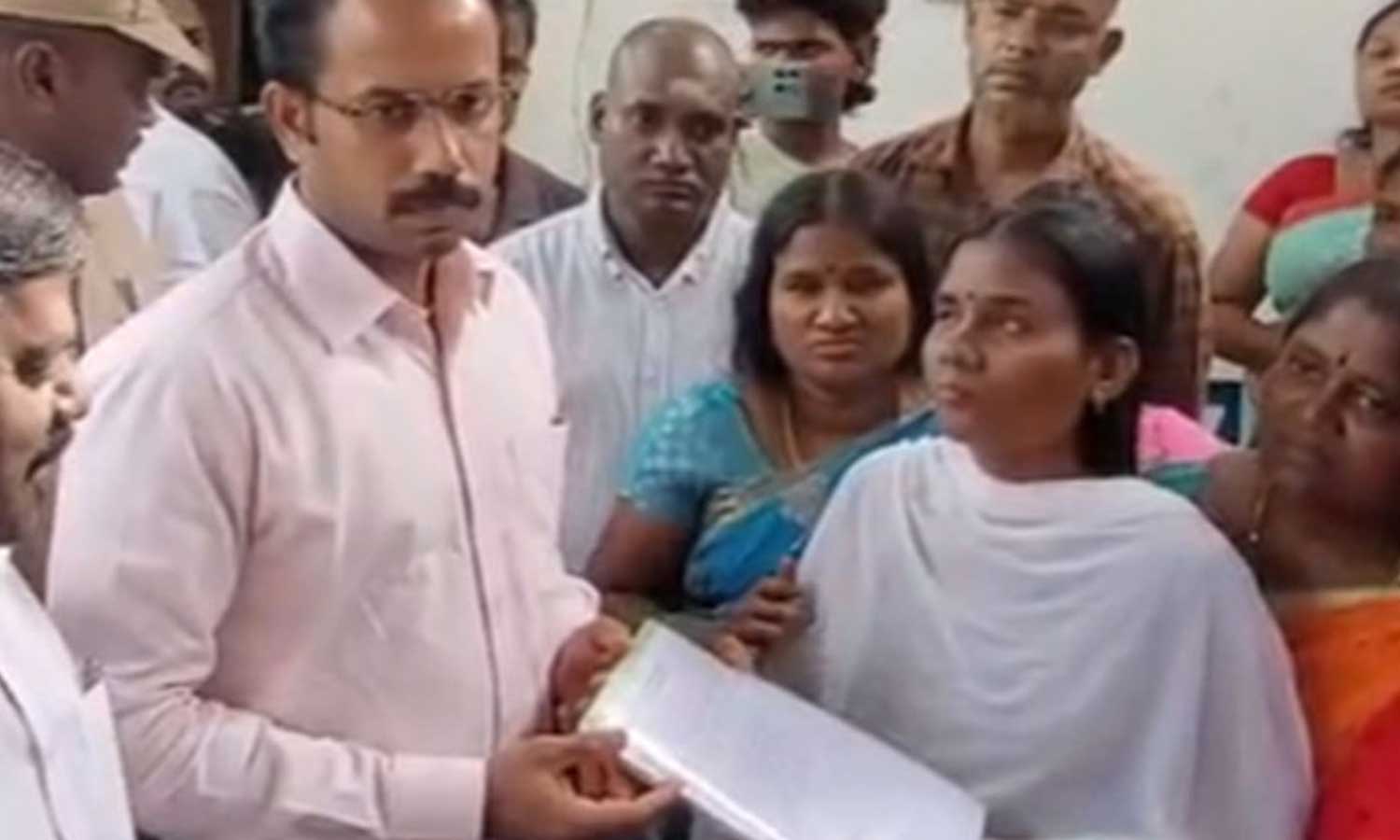 பேருந்து விபத்தில் தாயை இழந்த மாற்றுத்திறனாளிக்கு அரசு வேலைக்கான ஆணை வழங்கிய ஆட்சியர்