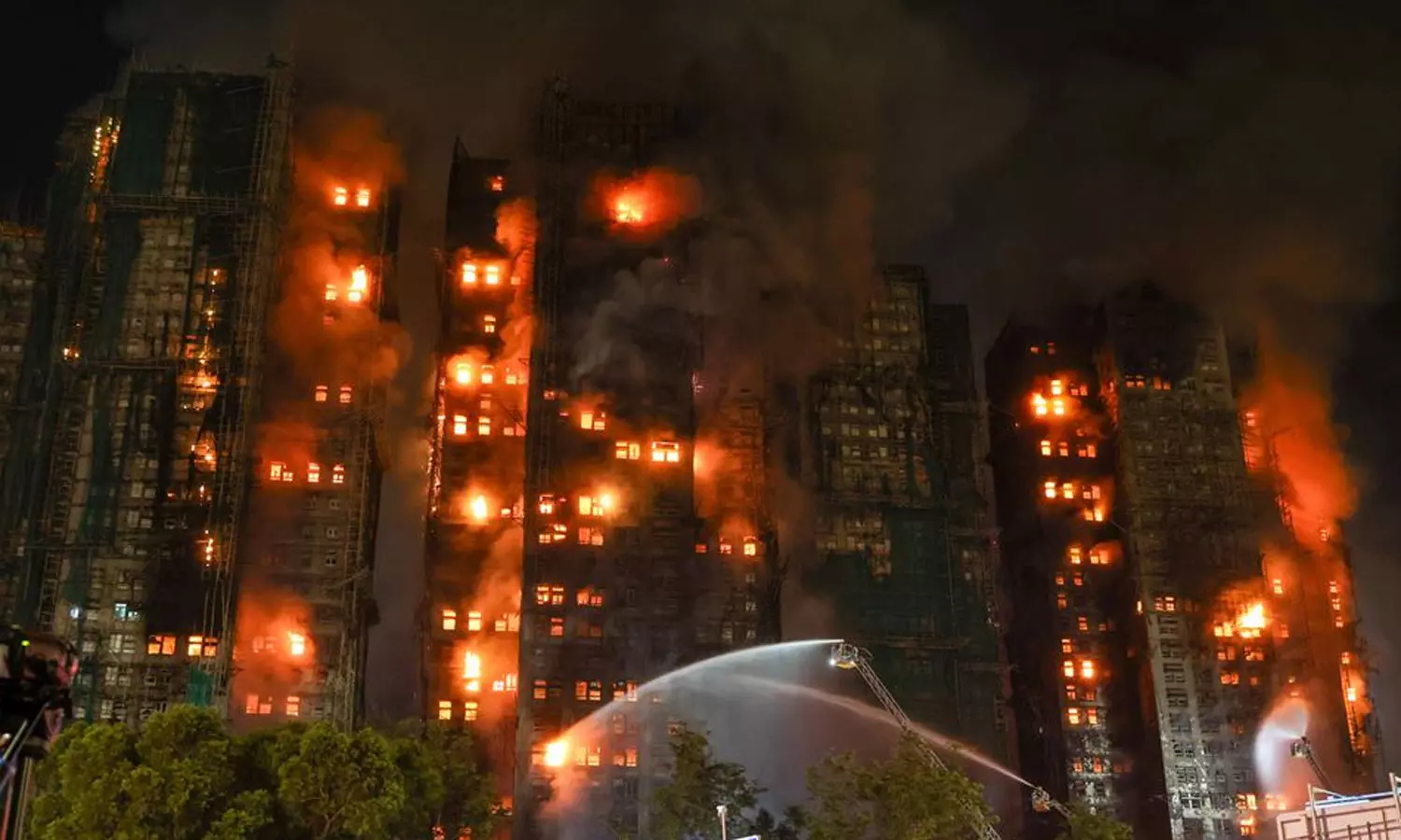 ஹாங்காங் அடுக்குமாடி குடியிருப்பு தீவிபத்து: பலி எண்ணிக்கை 36 ஆக உயர்வு ஹாங்காங் அடுக்குமாடி குடியிருப்பு தீவிபத்து: பலி எண்ணிக்கை 36 ஆக உயர்வு