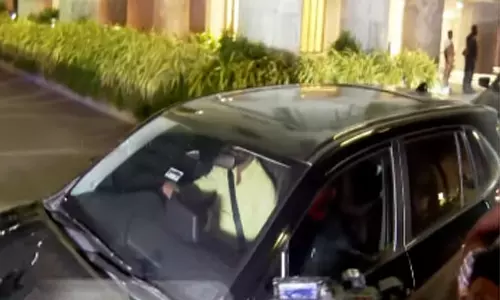 விஜய் வீட்டில் நடைபெற்ற 2 மணி நேர ஆலோசனை நிறைவு- செங்கோட்டையன் புறப்பட்டார்