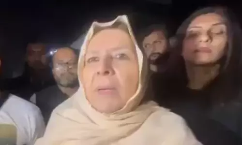 என்ன தான் ஆச்சு இம்ரான்கானுக்கு? சிறை வாசலில் சகோதரிகள் திடீர் போராட்டம்