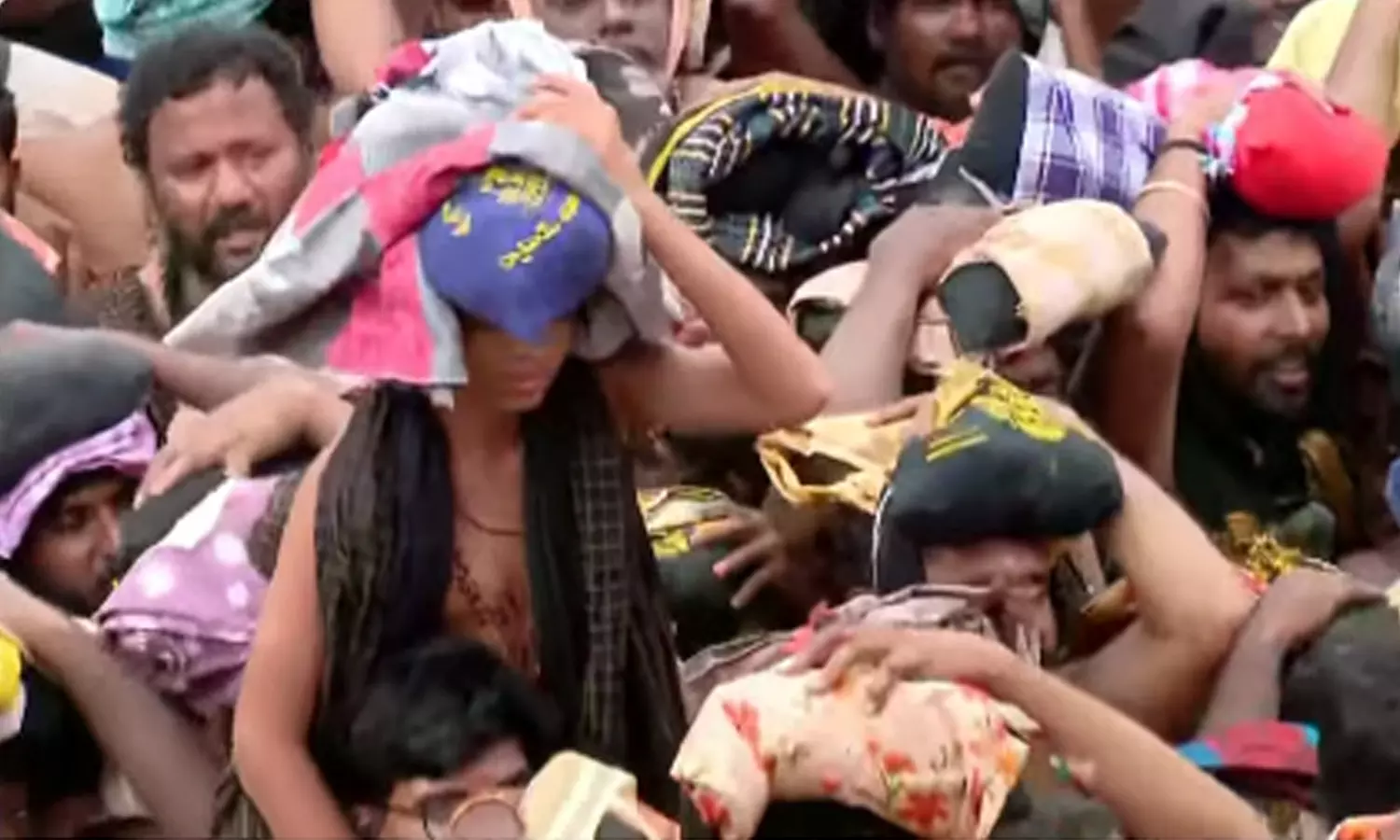 கட்டுக்கடங்காத கூட்டம்- சபரிமலையில் தமிழக பக்தர் உயிரிழப்பு கட்டுக்கடங்காத கூட்டம்- சபரிமலையில் தமிழக பக்தர் உயிரிழப்பு