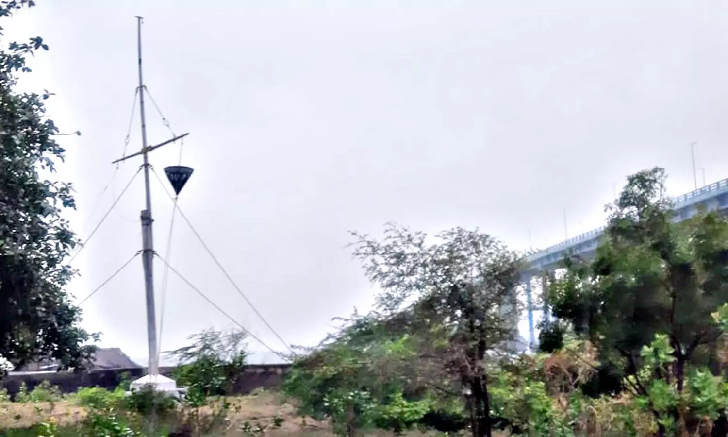 தூத்துக்குடி துறைமுகத்தில் 3-ம் எண் புயல் எச்சரிக்கை கூண்டு ஏற்றம்