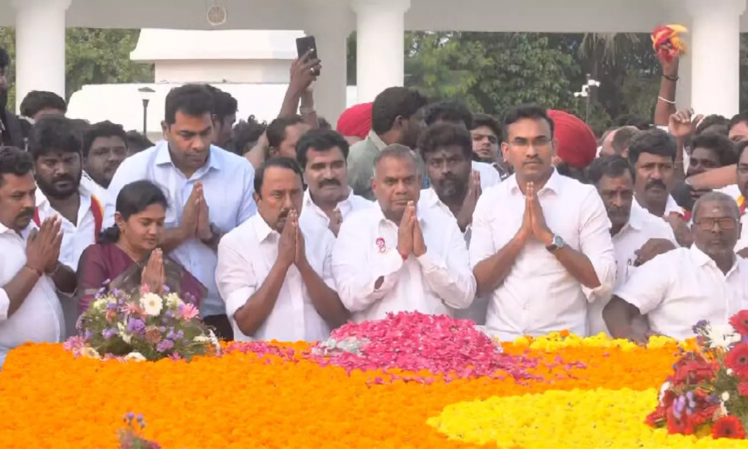 அண்ணா, எம்.ஜி.ஆர்., ஜெயலலிதா நினைவிடங்களில் மரியாதை செலுத்திய த.வெ.க. நிர்வாகி செங்கோட்டையன்