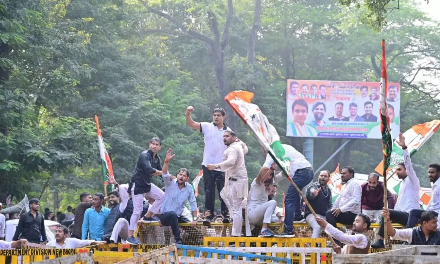 SIR பணியை எதிர்த்து மத்திய பிரதேசத்தில் காங்கிரஸ் போராட்டம்.. தண்ணீரை பீய்ச்சி அடித்து விரட்டிய போலீஸ்