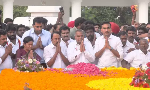 அண்ணா, எம்.ஜி.ஆர்., ஜெயலலிதா நினைவிடங்களில் மரியாதை செலுத்திய த.வெ.க. நிர்வாகி செங்கோட்டையன்