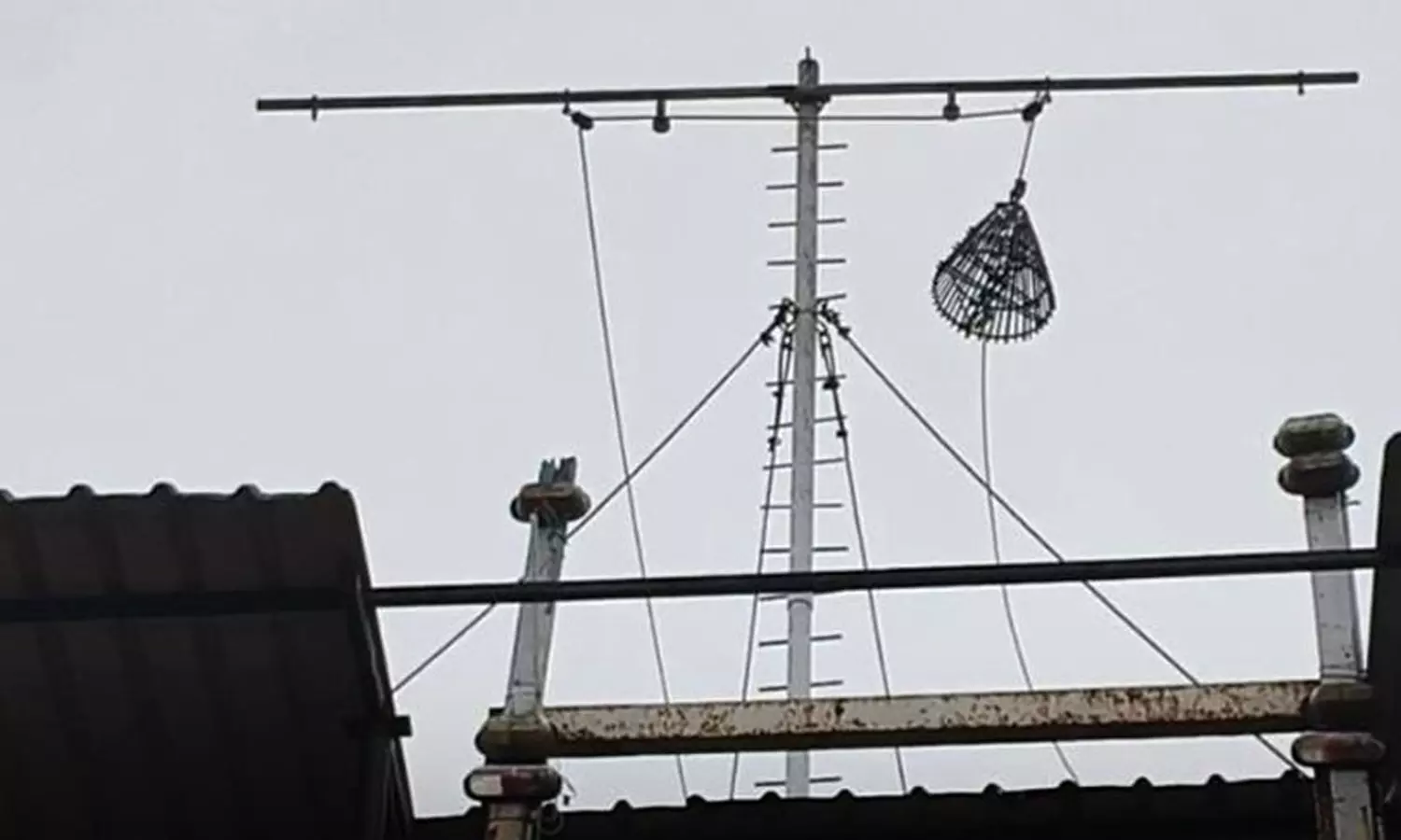 தூத்துக்குடி துறைமுகத்தில் 4-ம் எண் புயல் எச்சரிக்கை கூண்டு ஏற்றம்