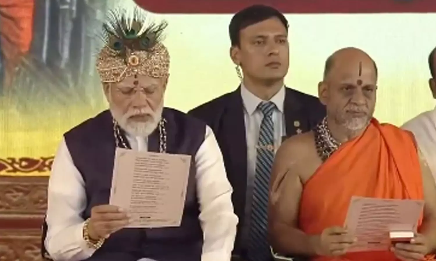 உடுப்பி கிருஷ்ணன் கோவிலில் 1 லட்சம் பேர் கீதை வாசிக்கும் நிகழ்ச்சி- பிரதமர் மோடி தொடங்கி வைத்தார் உடுப்பி கிருஷ்ணன் கோவிலில் 1 லட்சம் பேர் கீதை வாசிக்கும் நிகழ்ச்சி- பிரதமர் மோடி தொடங்கி வைத்தார்