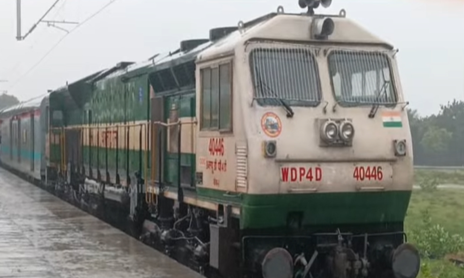 டிட்வா புயல்: சூறைக்காற்று வீசுவதால் 23 ரெயில்களின் சேவையில் மாற்றம்