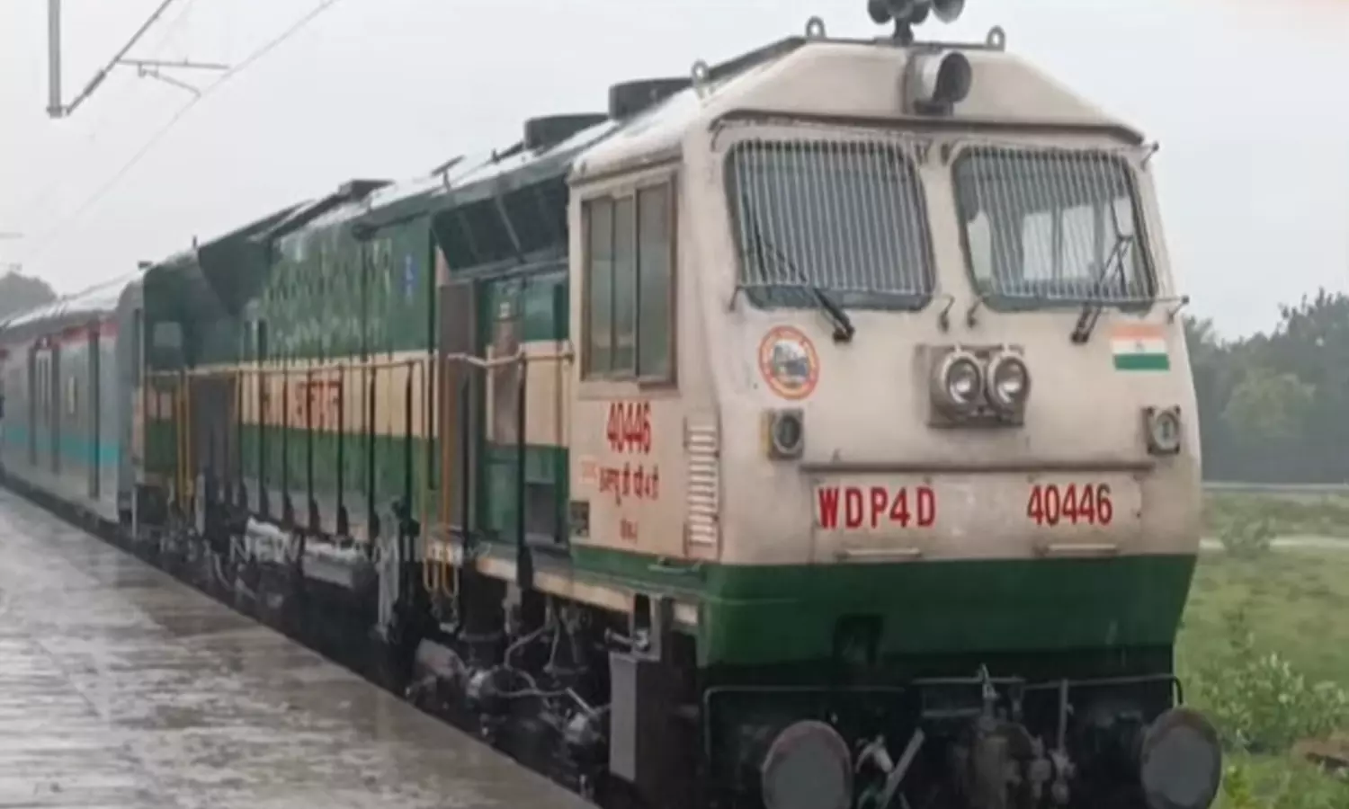 டிட்வா புயல்: சூறைக்காற்று வீசுவதால் 23 ரெயில்களின் சேவையில் மாற்றம் டிட்வா புயல்: சூறைக்காற்று வீசுவதால் 23 ரெயில்களின் சேவையில் மாற்றம்