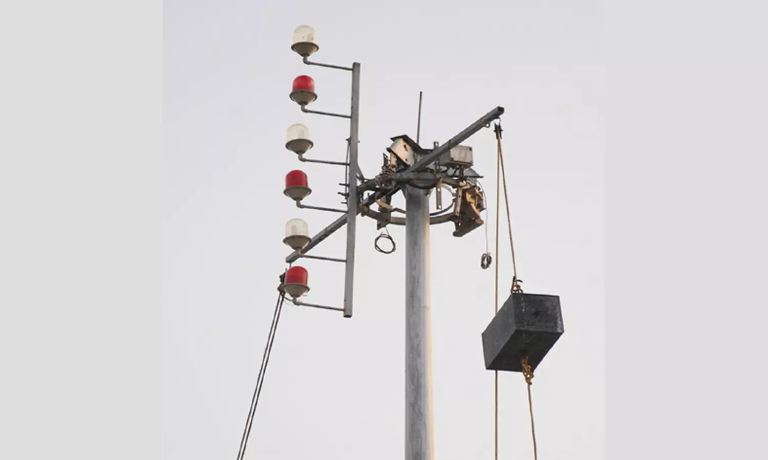 புதுச்சேரியில் 4-ம் எண் புயல் எச்சரிக்கை கூண்டு ஏற்றம் புதுச்சேரியில் 4-ம் எண் புயல் எச்சரிக்கை கூண்டு ஏற்றம்