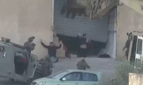 மேற்கு கரையில் நிராயுதபாணியான 2 பாலஸ்தீனியர்களை சுட்டுக் கொன்ற இஸ்ரேல் வீரர்கள் - வீடியோ வெளியாகி பரபரப்பு