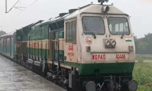 டிட்வா புயல்: சூறைக்காற்று வீசுவதால் 23 ரெயில்களின் சேவையில் மாற்றம்