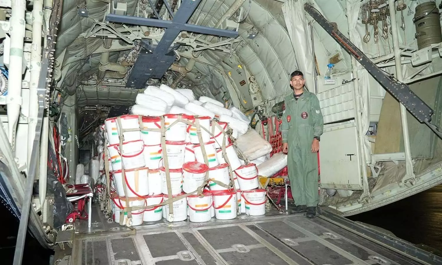 இலங்கையை புரட்டிப்போட்ட டிட்வா புயல்- நிவாரண பொருட்களை வழங்கிய இந்தியா