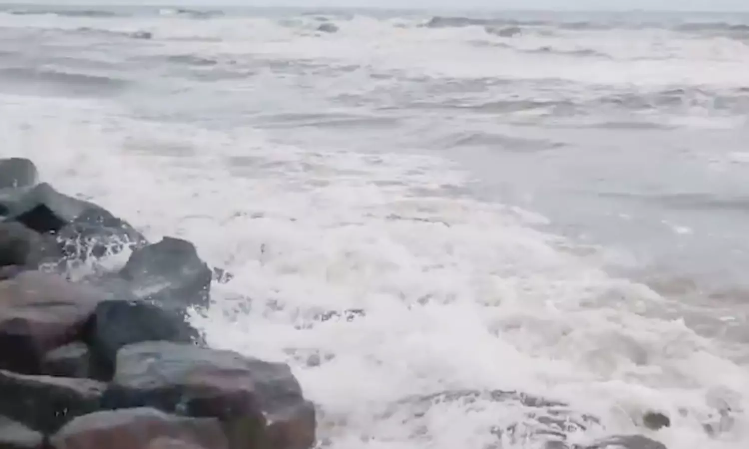 டிட்வா புயல் காரணமாக டெல்டா மாவட்டங்களில் தொடர் மழை - நாகையில் கடல் சீற்றம் டிட்வா புயல் காரணமாக டெல்டா மாவட்டங்களில் தொடர் மழை - நாகையில் கடல் சீற்றம்