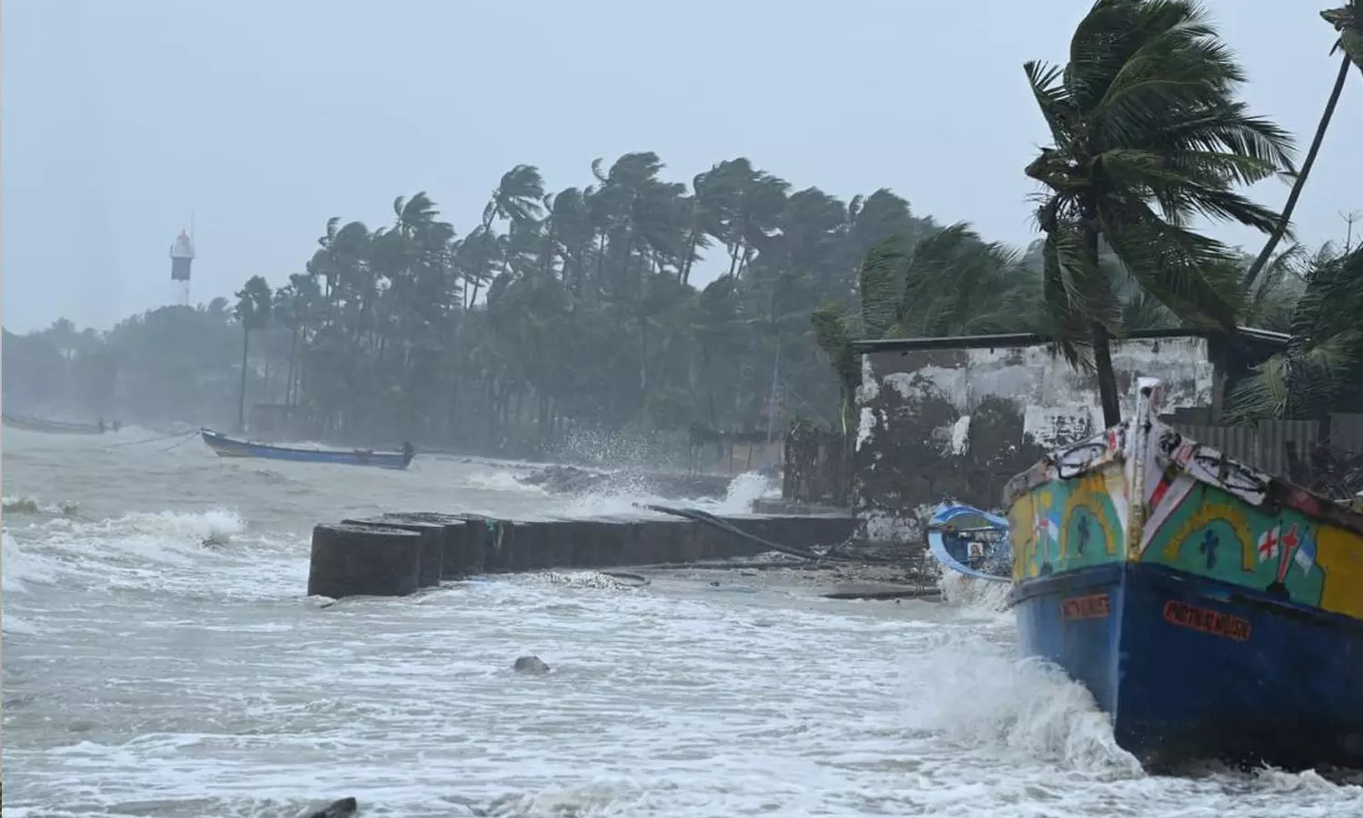 நகரும் வேகம் அதிகரிப்பு..! சென்னைக்கு 350 கி.மீ தொலைவில் டிட்வா புயல்