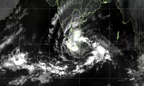 வங்கக்கடலில் மணிக்கு 8 கி.மீ. வேகத்தில் நகரும் டிட்வா புயல்
