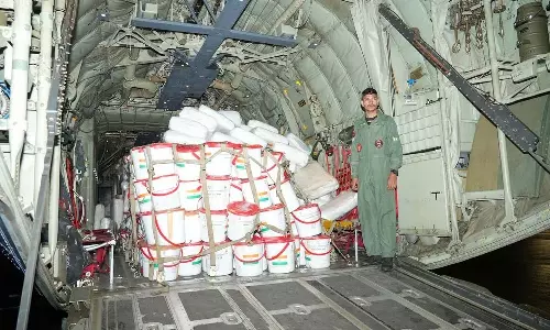 இலங்கையை புரட்டிப்போட்ட டிட்வா புயல்- நிவாரண பொருட்களை வழங்கிய இந்தியா