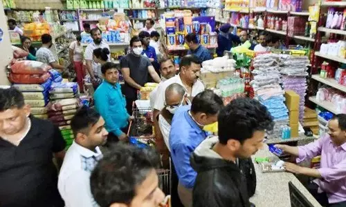 புயல், கனமழை எச்சரிக்கையால் புதுச்சேரியில் பொருட்கள் வாங்க கடைகளில் குவிந்த மக்கள்