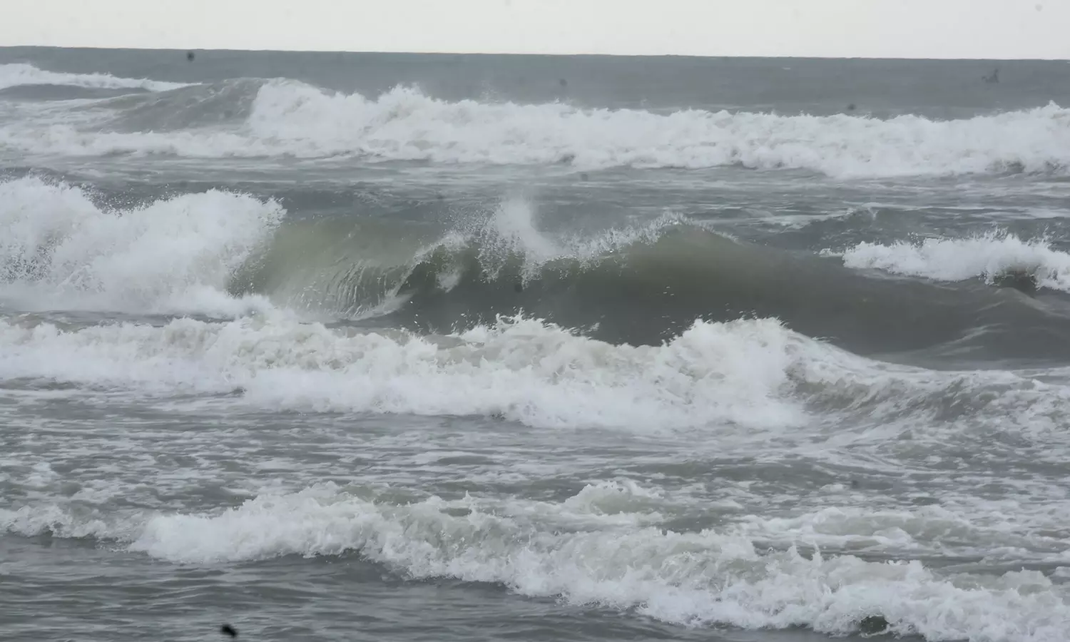 சென்னைக்கு தென்கிழக்கே 220 கி.மீ. தூரத்தில் டிட்வா புயல்  - கனமழைக்கு வாய்ப்பு