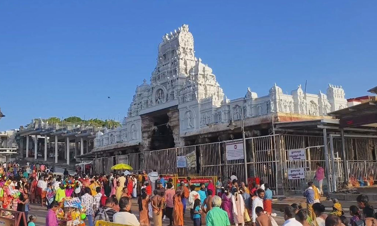 விடுமுறை நாள், சுப முகூர்த்த தினம் - திருச்செந்தூர் கோவிலில் குவிந்த பக்தர்கள்