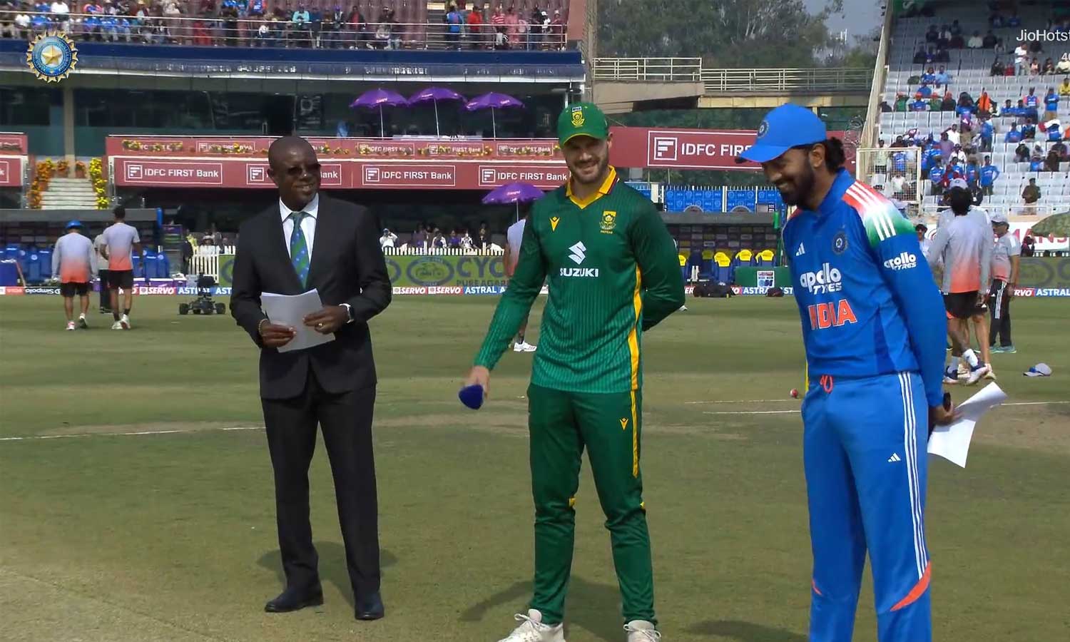 இந்தியாவிற்கு எதிரான முதல் ஒருநாள் போட்டி: டாஸ் வென்ற தென் ஆப்பிரிக்கா பந்துவீச்சு தேர்வு