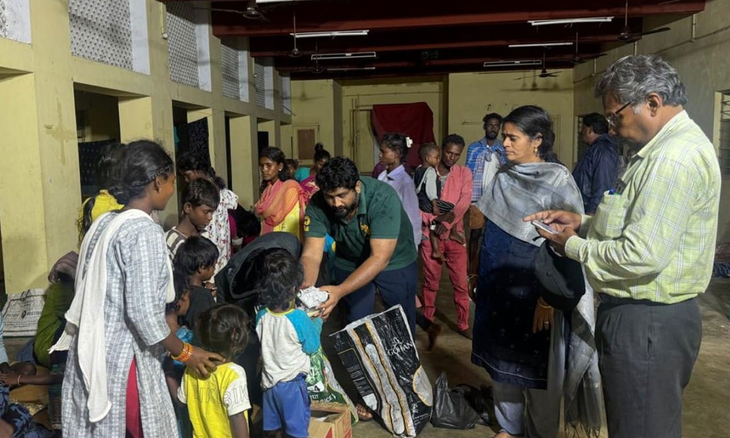 டிட்வா புயல் - மாமல்லபுரம் கடற்கரையில் தவித்த 120 இருளர் குடும்பத்தினர் மண்டபத்தில் தங்கவைப்பு