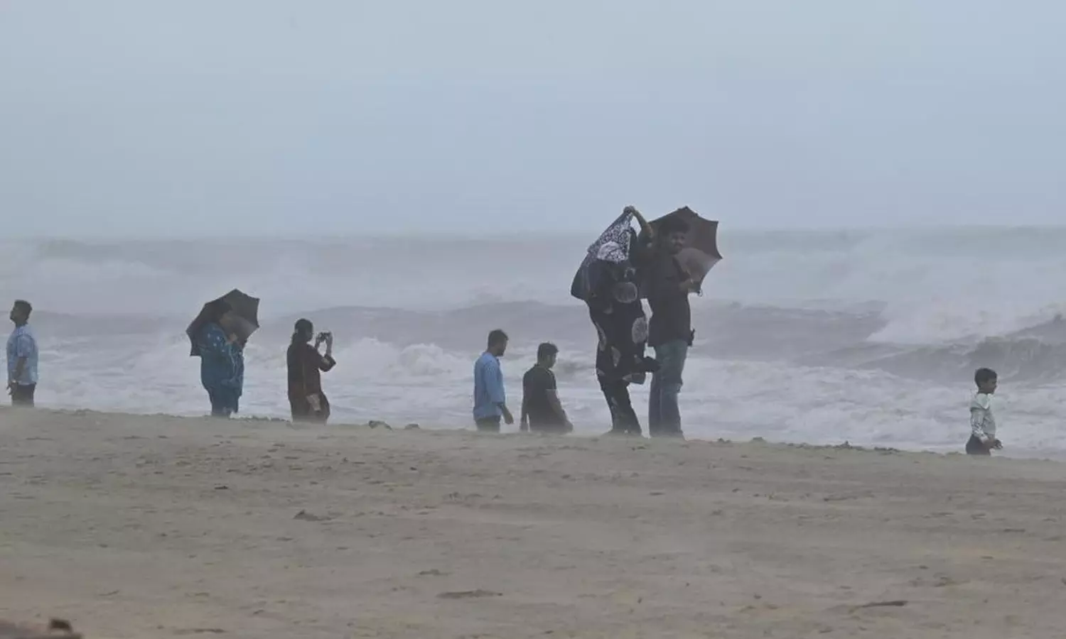 டிட்வா புயலின் வேகம் குறைந்தது- சென்னையில் இருந்து 170 கி.மீ தொலைவில் மையம்