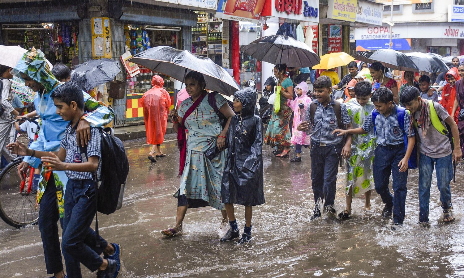 நாளை பள்ளிகளுக்கு மட்டும் விடுமுறை- எங்கு தெரியுமா?