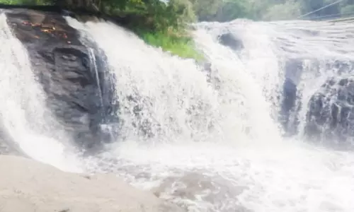 கும்பக்கரை அருவியில் வெள்ளப்பெருக்கு - கொடைக்கானலில் 2-வது நாளாக சுற்றுலா இடங்கள் மூடல்