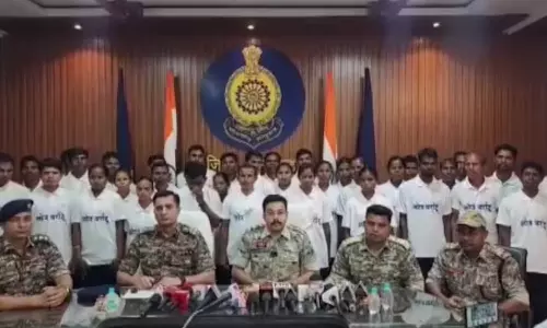 சத்தீஸ்கரில்  12 பெண்கள் உட்பட 37 மாவோயிஸ்டுகள் சரண்