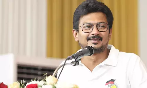 செங்கோட்டையன் கட்சி மாறவில்லை.. கிளை தான் மாறியிருக்கிறார் - உதயநிதி