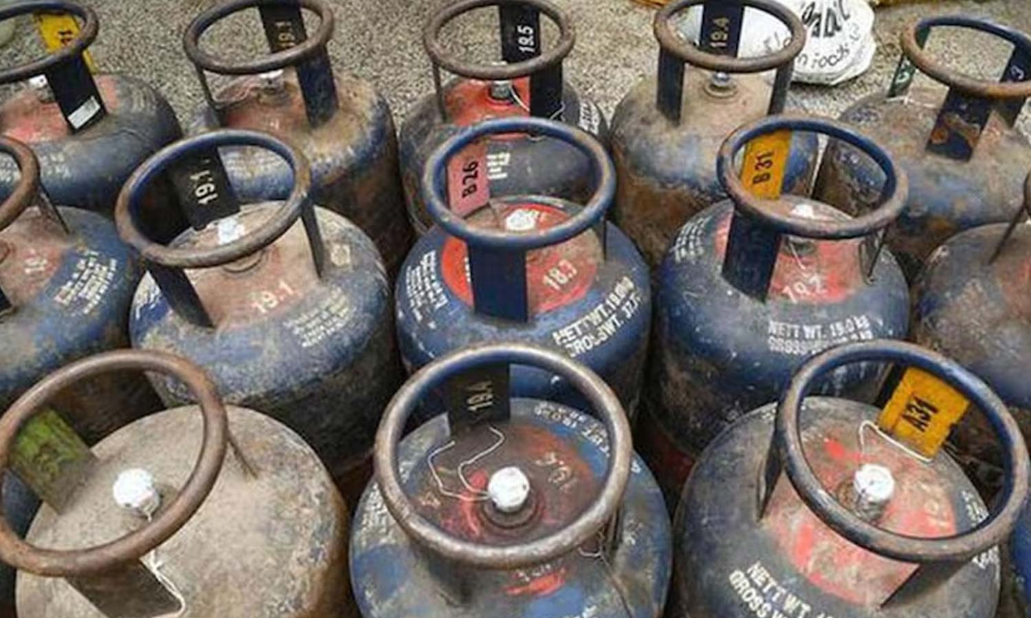 மாத தொடக்கத்தில் அதிரடியாக குறைந்த வணிக பயன்பாட்டிற்கான சிலிண்டர் விலை